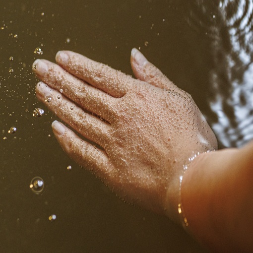 少しずつ身体を包み込んでいく炭酸泉