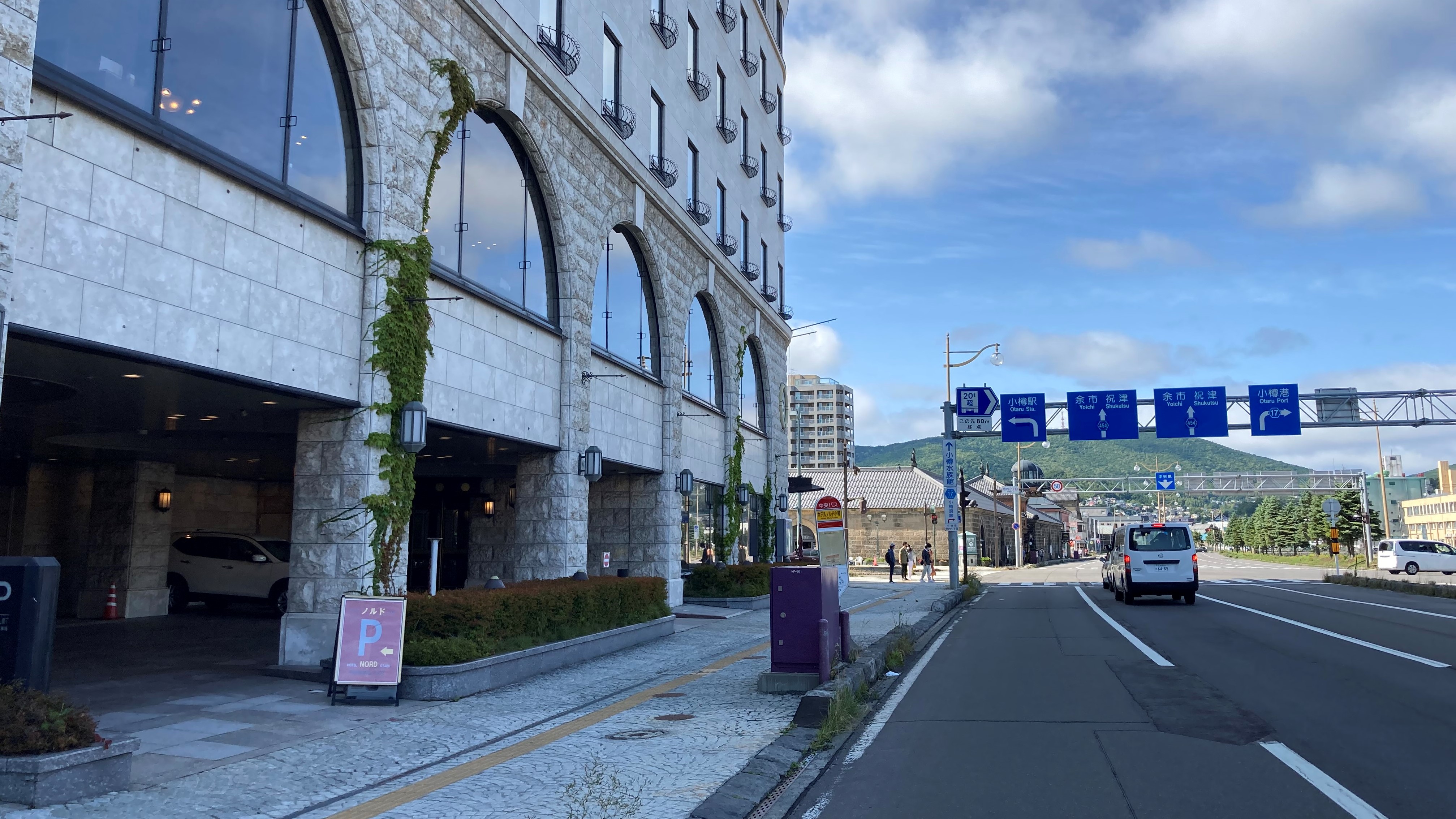 高速道路の小樽ICを降りて臨港線を約5分直進し左折「小樽駅」の標識が出ている交差点手前が入口です
