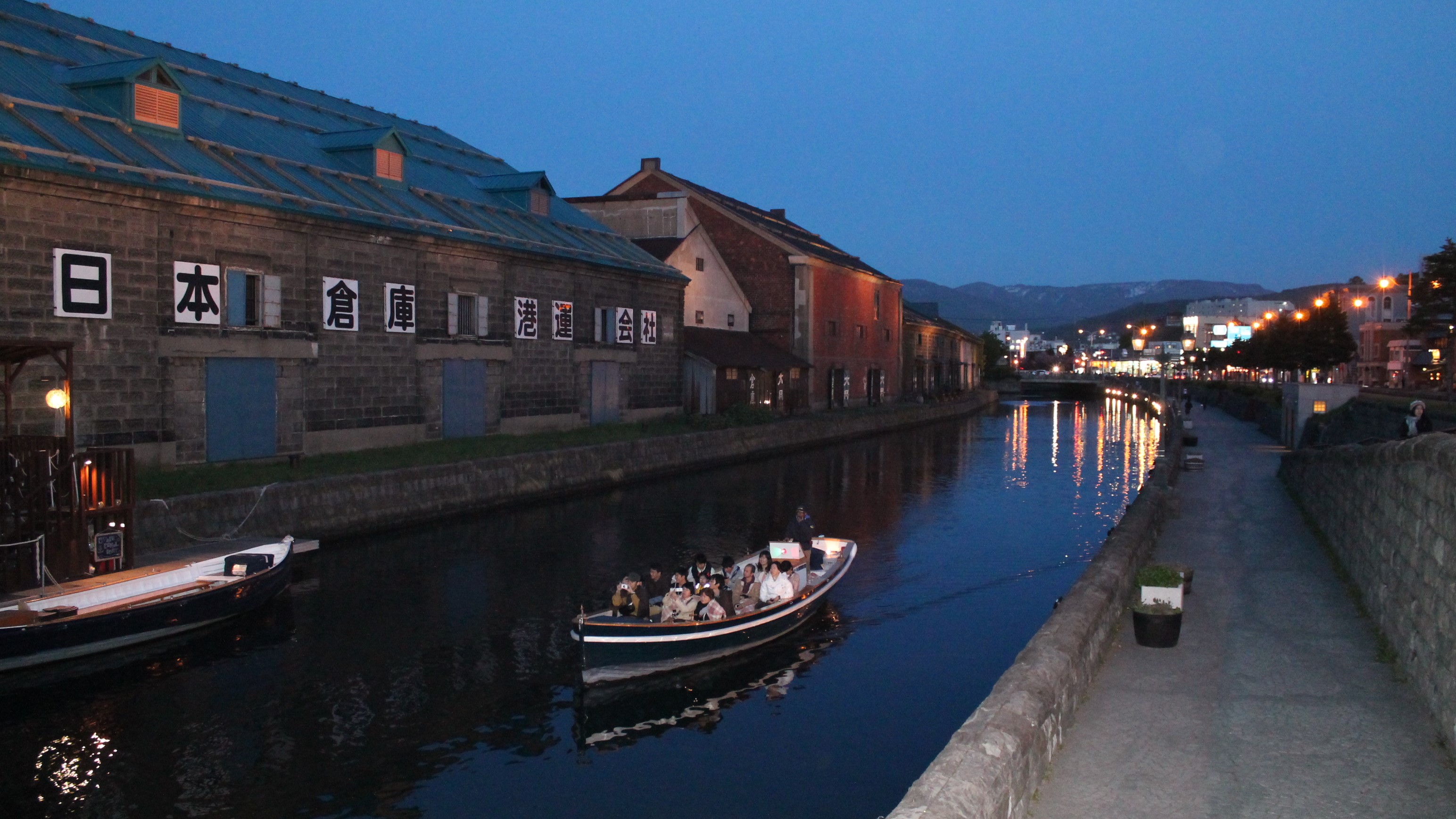 ホテルの前から乗れる運河ナイトクルーズが大人気。乗船時間40分、水面から小樽の街をご覧ください。