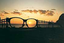冬の夕暮れ「メガネの門」と夕陽