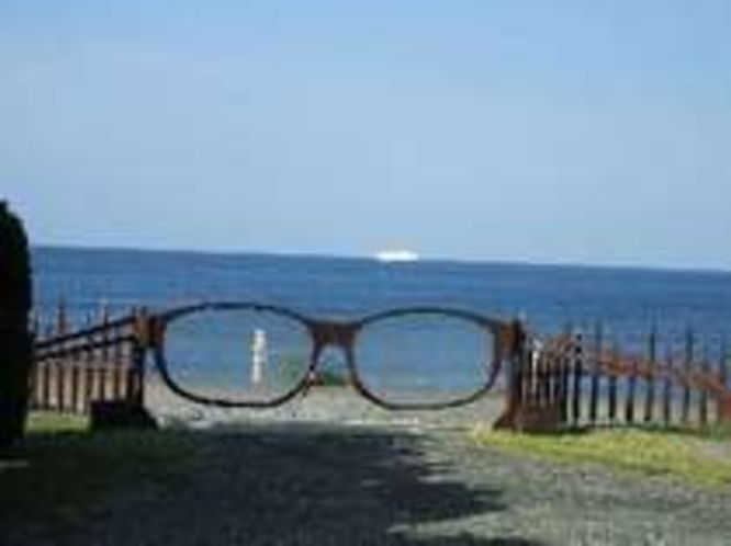 「メガネの門」越しの海