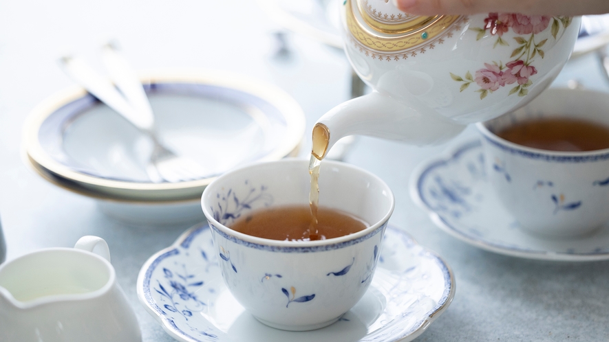 【THE SALON】こだわりの英国紅茶は6種の茶葉をご用意。