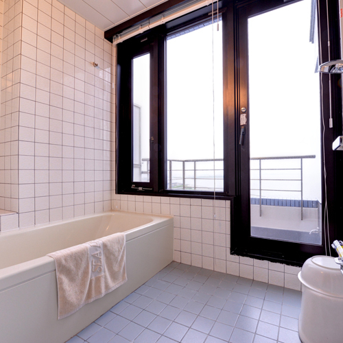 【和洋室バスルーム一例】バルコニーの先に広がる三河湾の絶景を眺めながらごゆっくりご入浴頂けます。