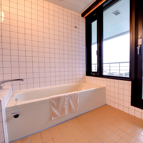 【和室バスルーム一例】バルコニーの先に広がる三河湾の絶景を眺めながらごゆっくりご入浴頂けます。