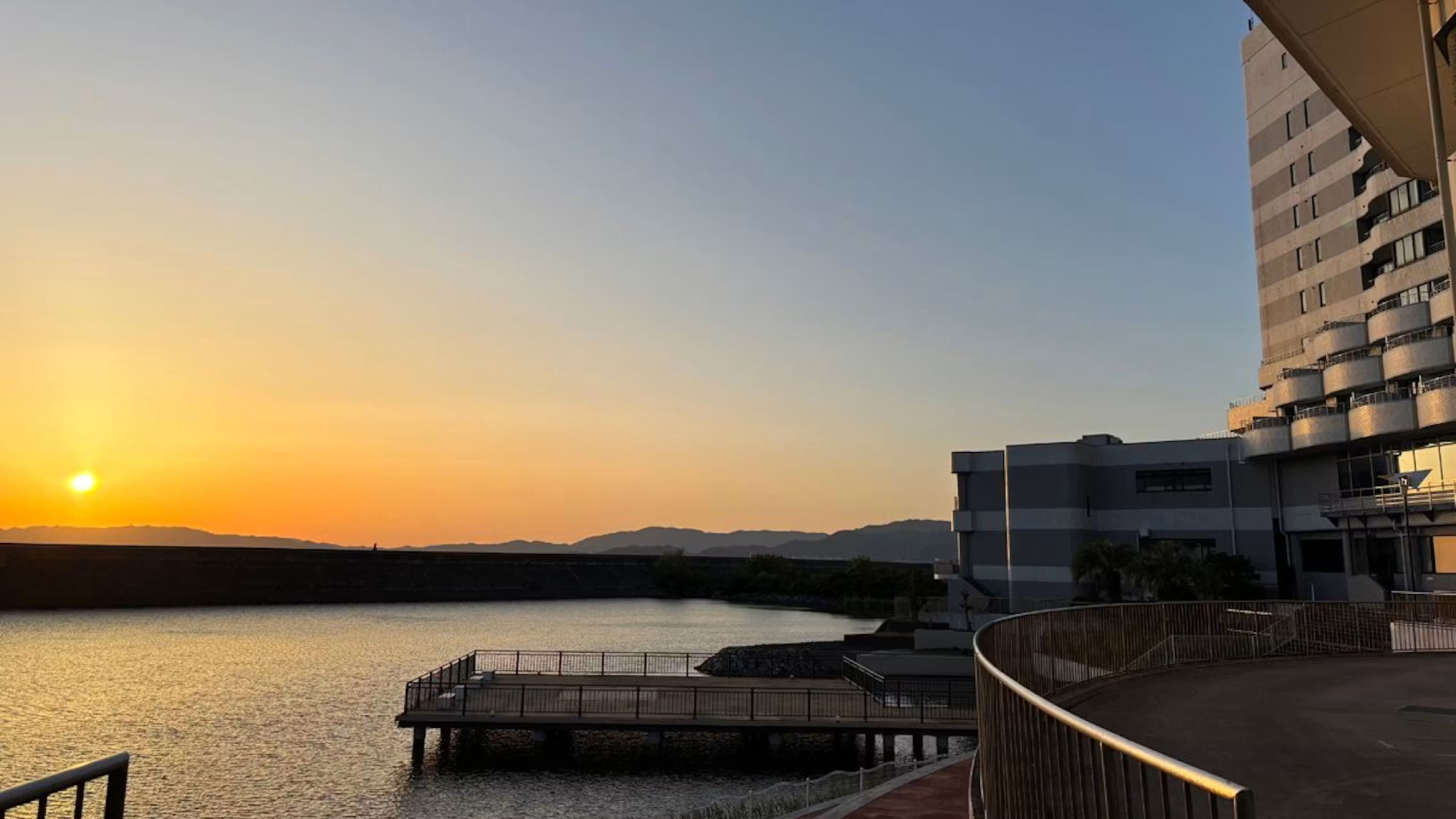 水辺に映える美しい夕景をお楽しみください。