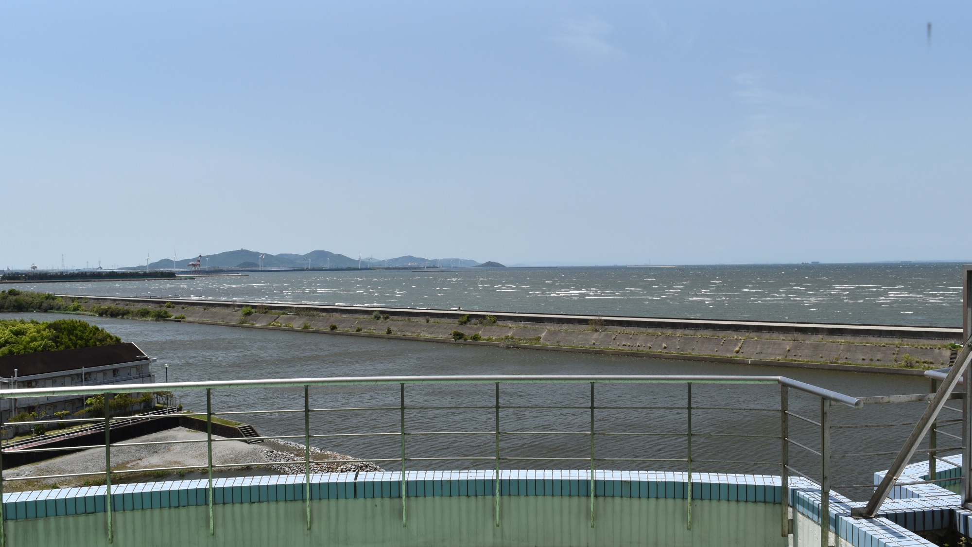 【洋室】お部屋の窓からは三河湾の絶景がご覧いただけます