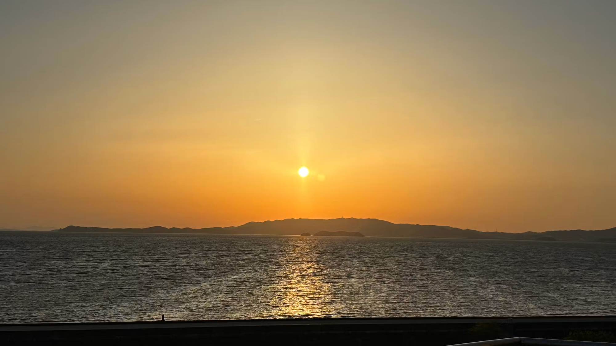 水辺に映える美しい夕景をお楽しみください。