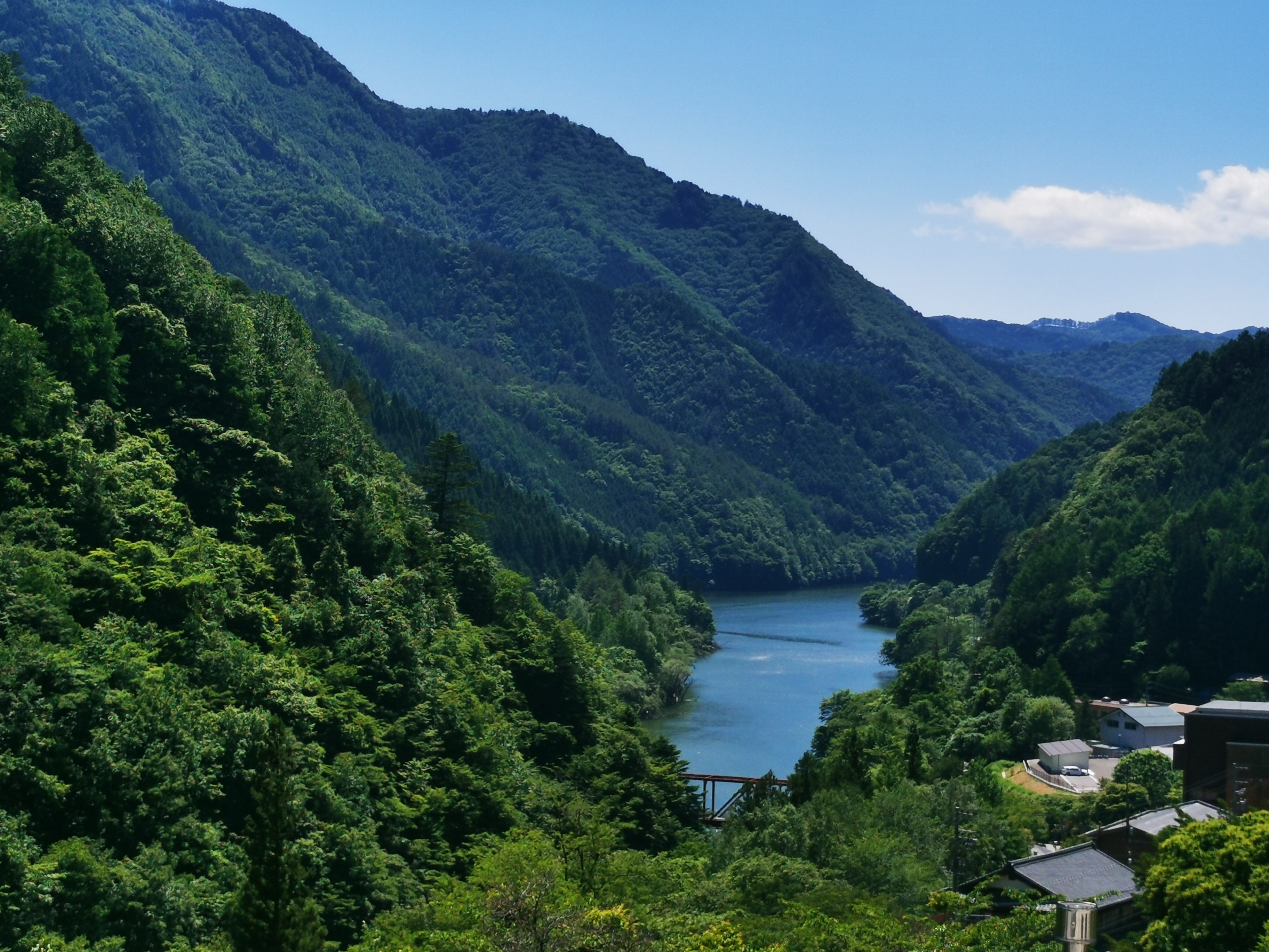 朝日に輝く湖面、午後の穏やかな光に包まれる山々、そして夕焼けに染まる幻想的な風景&hellip; 時間帯によって表情を変える景色は、訪れるたびに新たな感動を与えてくれます。