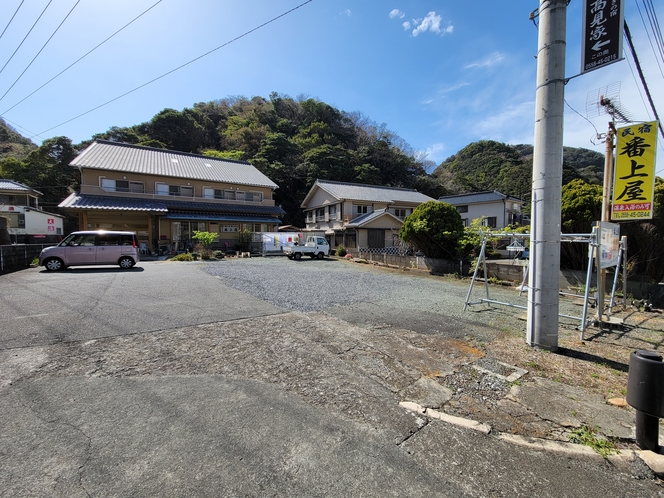 番上屋 敷地内の駐車場