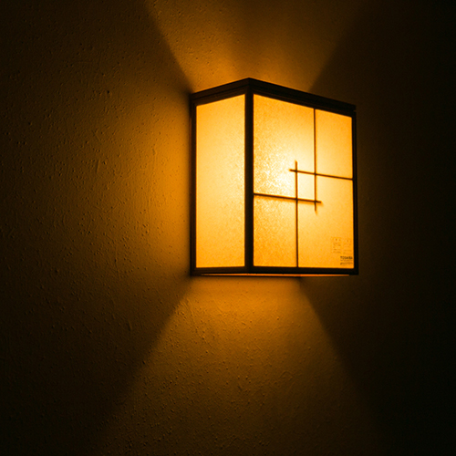 【内観】柔らかな明かりが館内を優しく照らします。和の趣をご堪能ください。