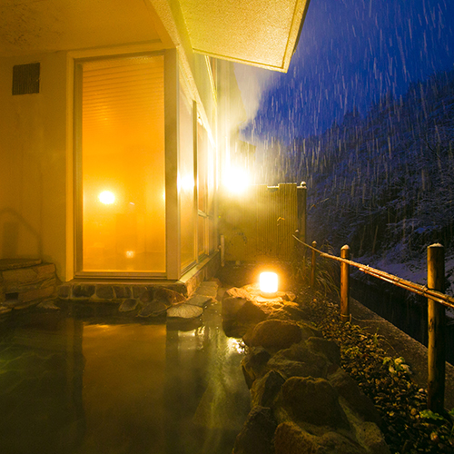 【冬の露天風呂】しんしんと降る初雪を感じながら、日本三大薬湯に数えられる温泉に身も心も癒されます。