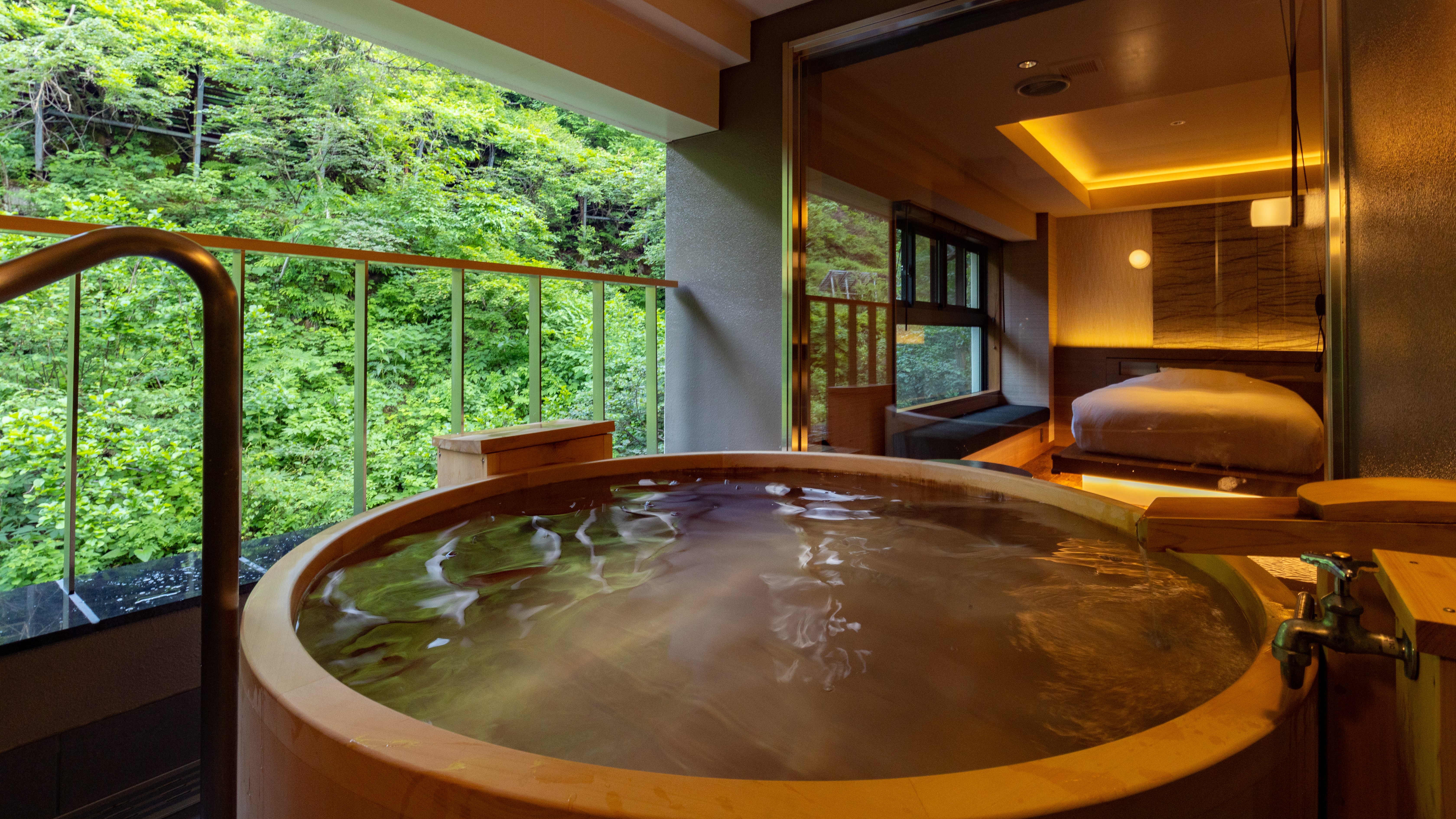【檜】檜造りの露天風呂は、檜の香りが落ち着きをもたらしてくれます。