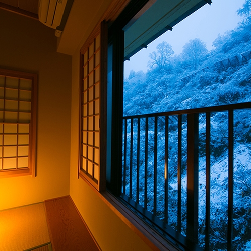 【冬の眺め】初雪に染まる松之山の自然。水墨画の世界に飛び込んだような静かな時間をお過ごしください。