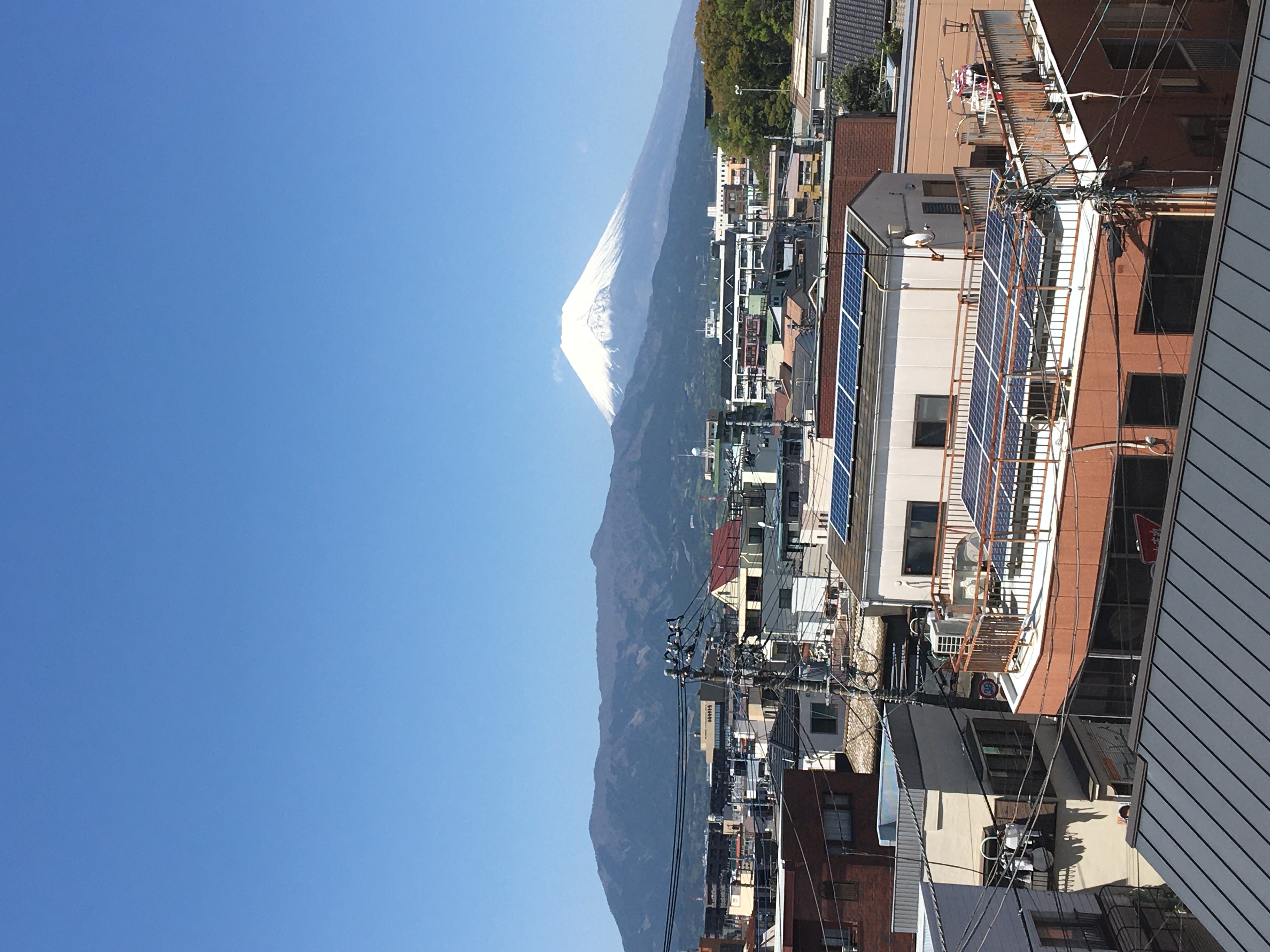 当館屋上より見た富士山（４月下旬）