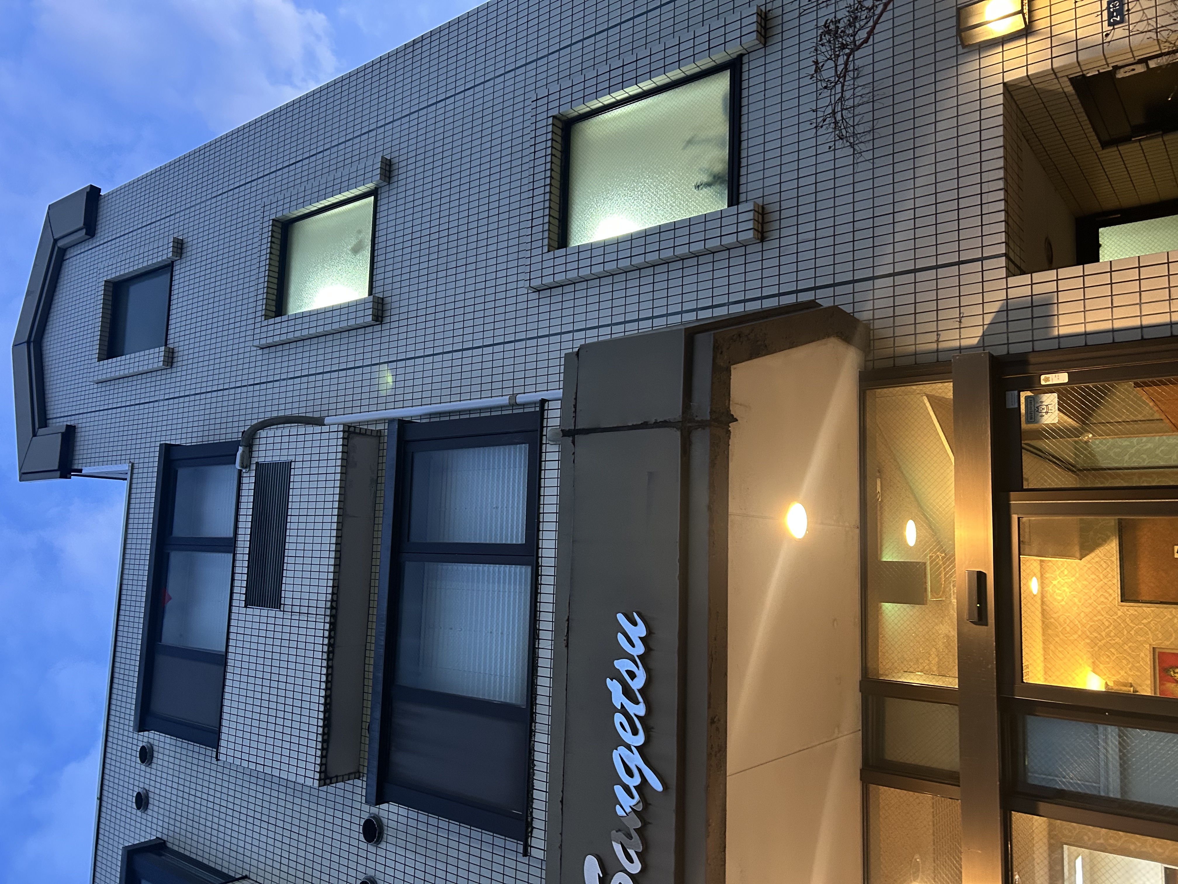 夕暮れの旅館外観