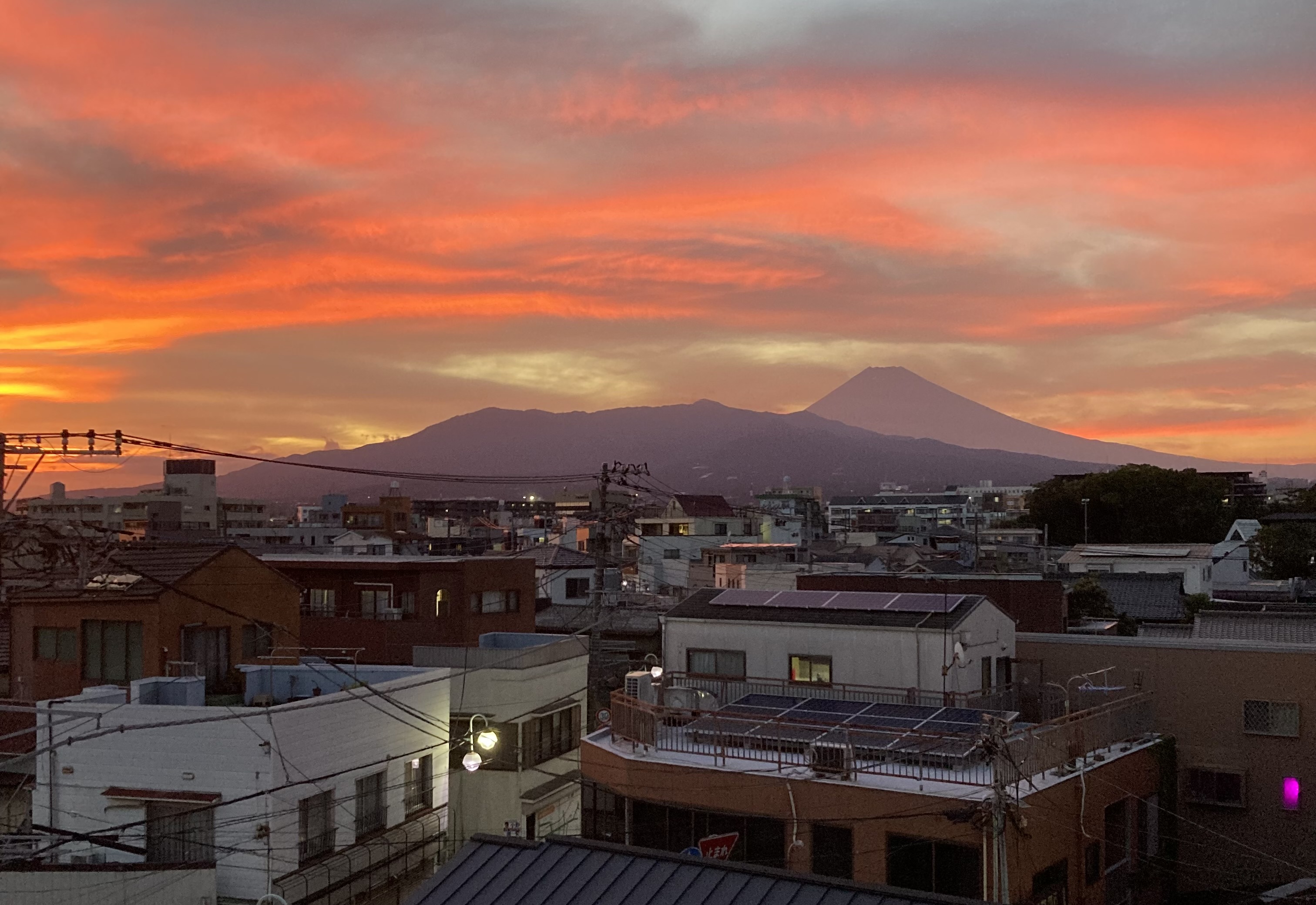 当館屋上より見た富士山（10月下旬）