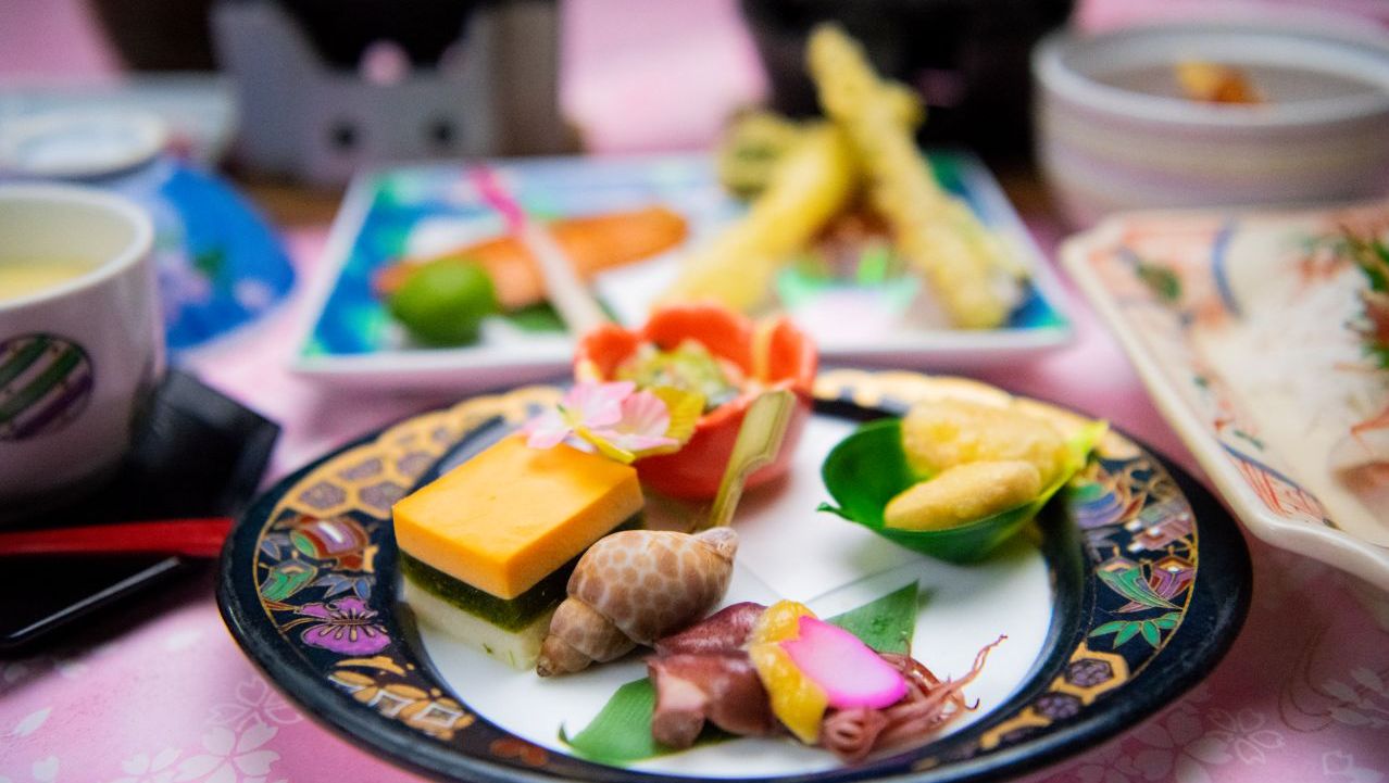 目でも楽しみながら味わう会席膳※写真はイメージ