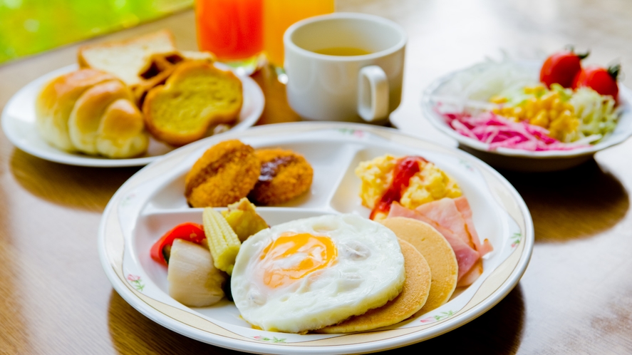 【朝食バイキング】パンケーキなど、洋食派にもおすすめのメニューを多くそろえております。