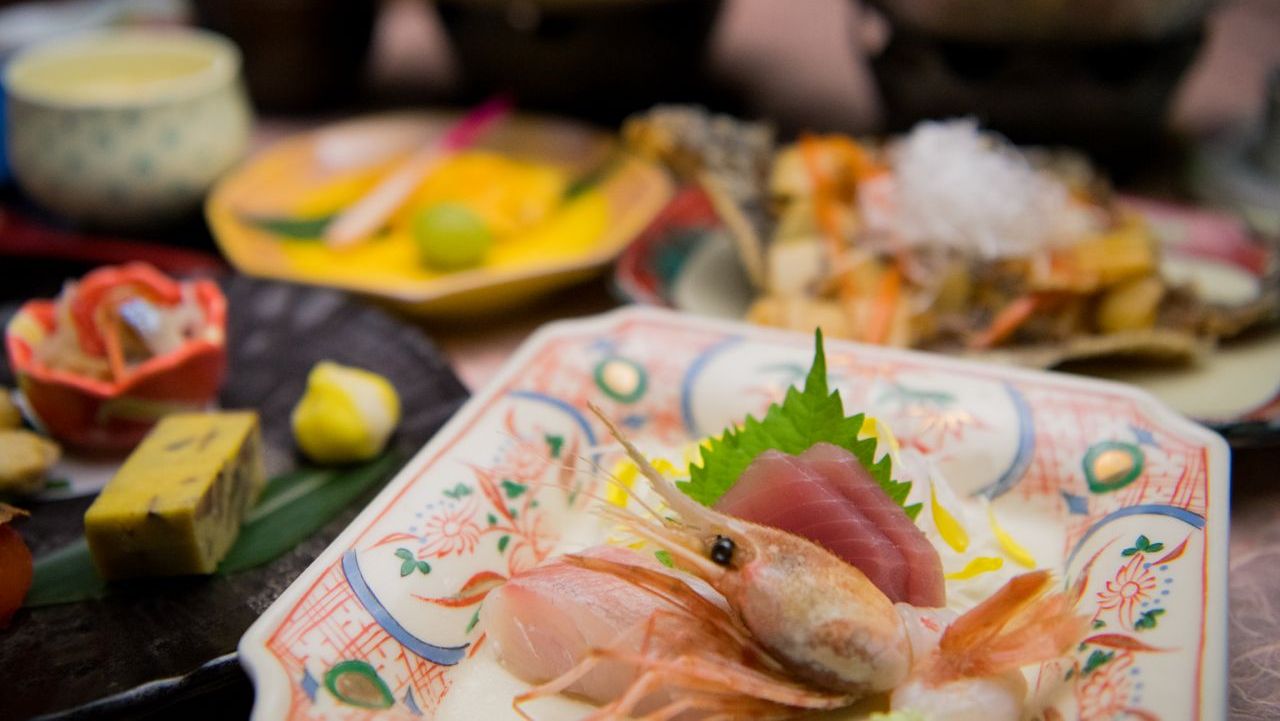 ご夕食会席膳はご褒美にもなる「松コース」とスタンダード「竹コース」の2種をご用意※写真はイメージ