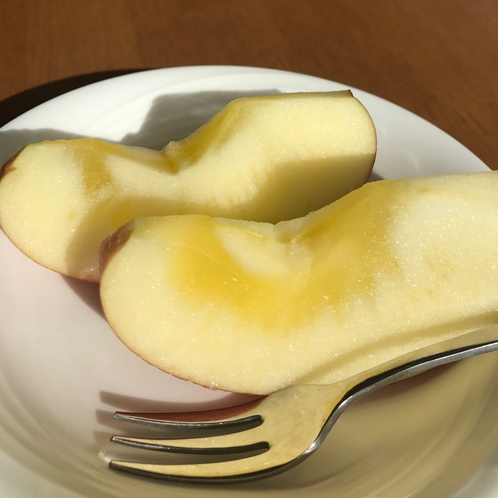 【お食事の一例】大人気！ケルンの畑で採れたりんごふじ　パリッと蜜たっぷり