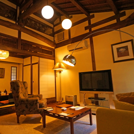 【유유각원(유유우카쿠엔)】앞:양실 8 다다미의 거실 안쪽: 일본식 방 6 다다미