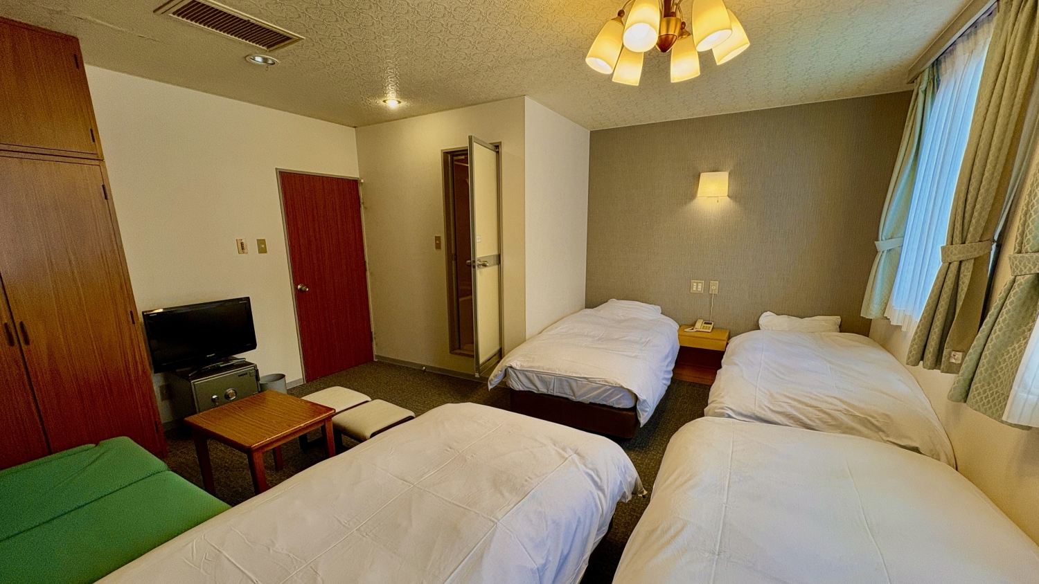 フォースルーム（3-4名）＜バストイレ付＞禁煙