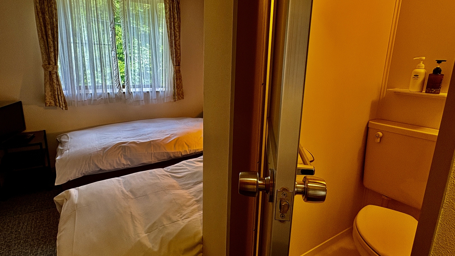 ツインルーム（1-2名）＜バストイレ付＞禁煙