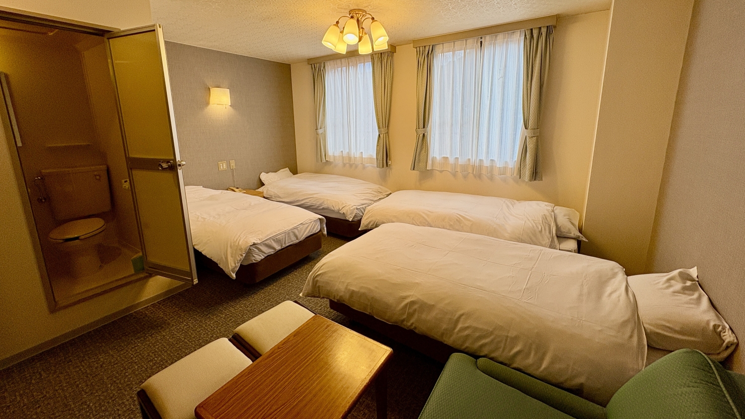 フォースルーム（3-4名）＜バストイレ付＞禁煙