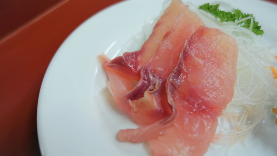 *[夕食一例]地魚のお刺身は佐久鯉や糸魚川で水揚げされた旬の鮮魚をご用意致します。