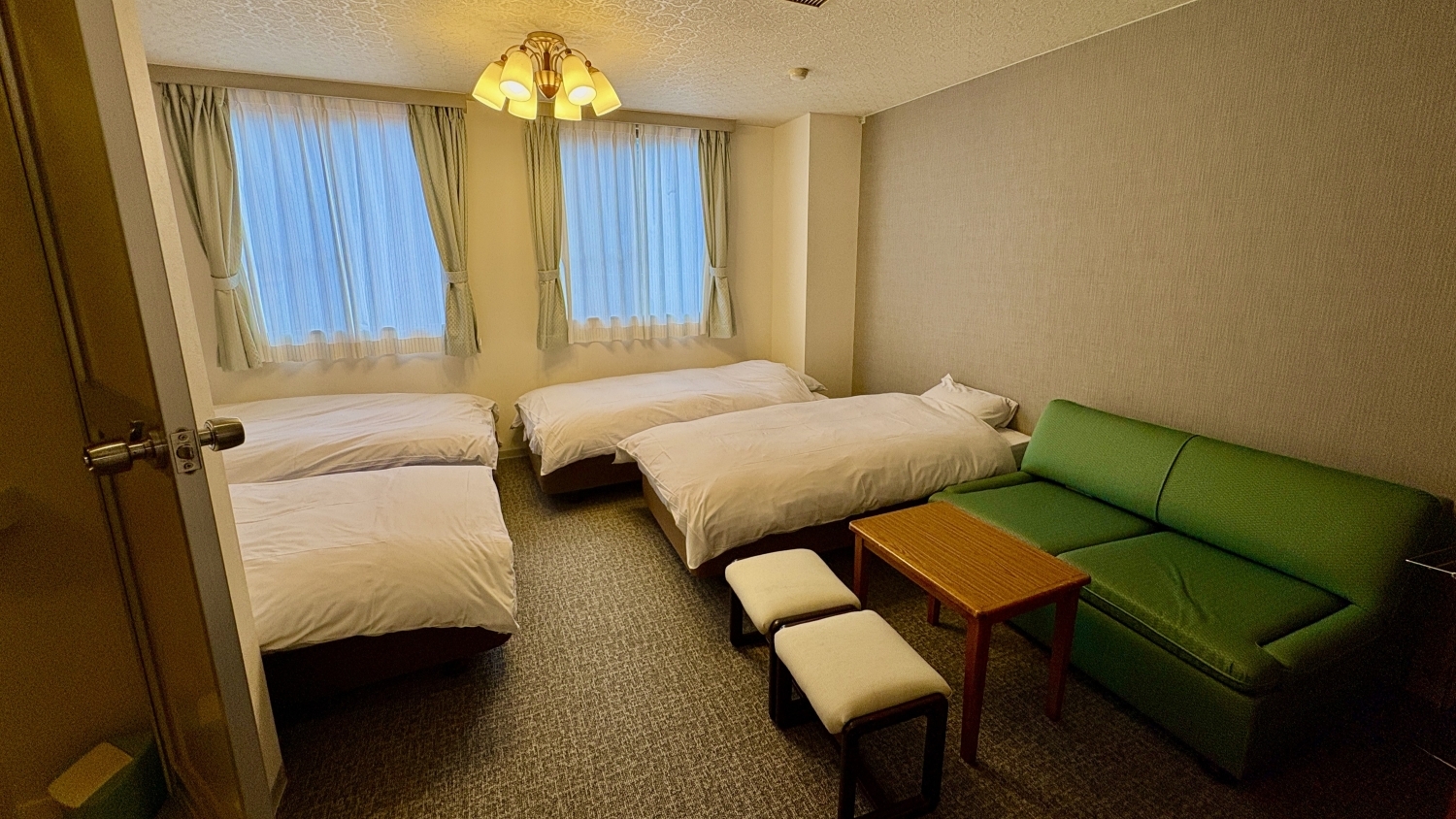 フォースルーム（3-4名）＜バストイレ付＞禁煙