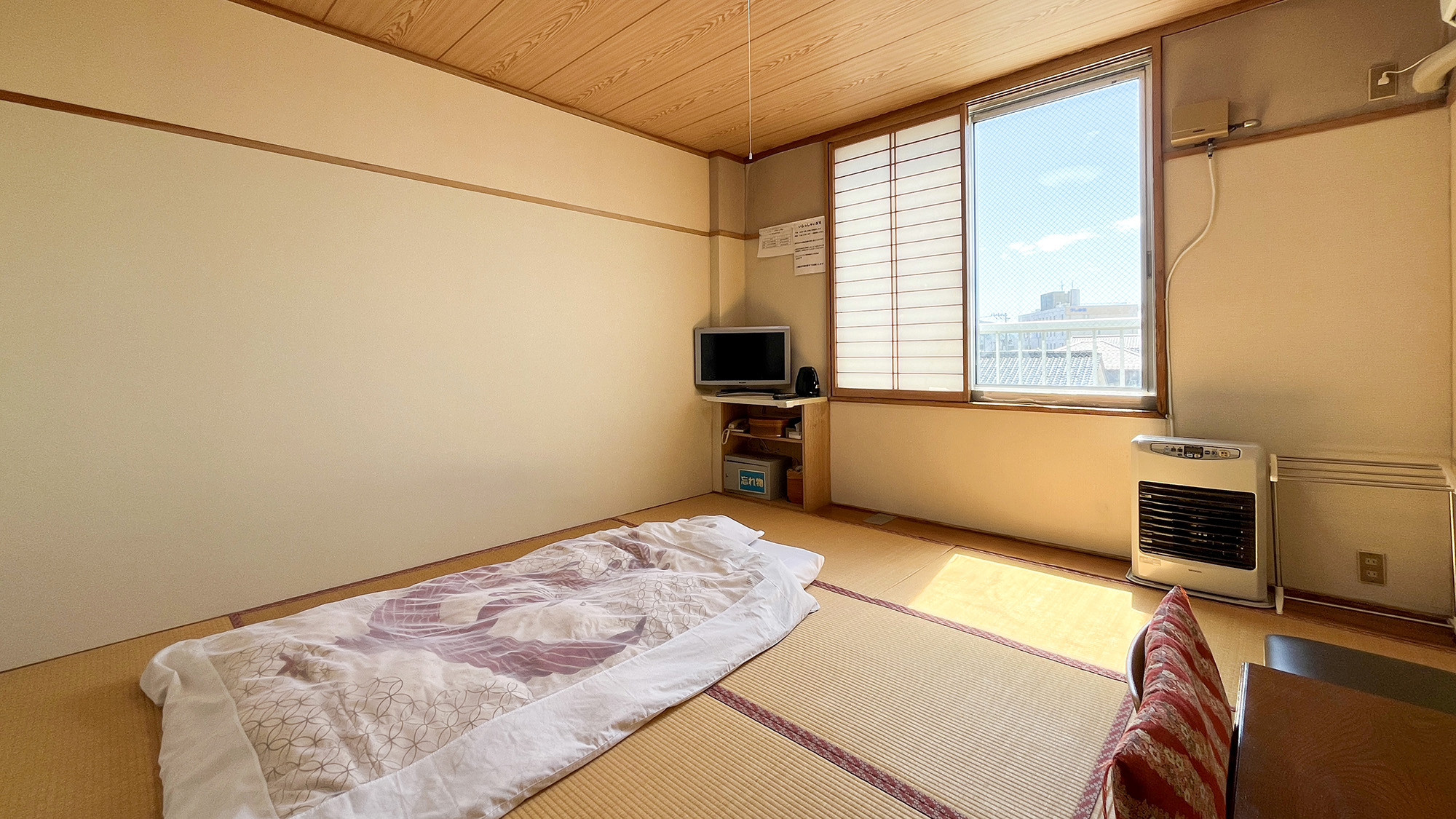 #客室一例　お布団でゆったりと休める、落ち着いた和室をご用意しております。