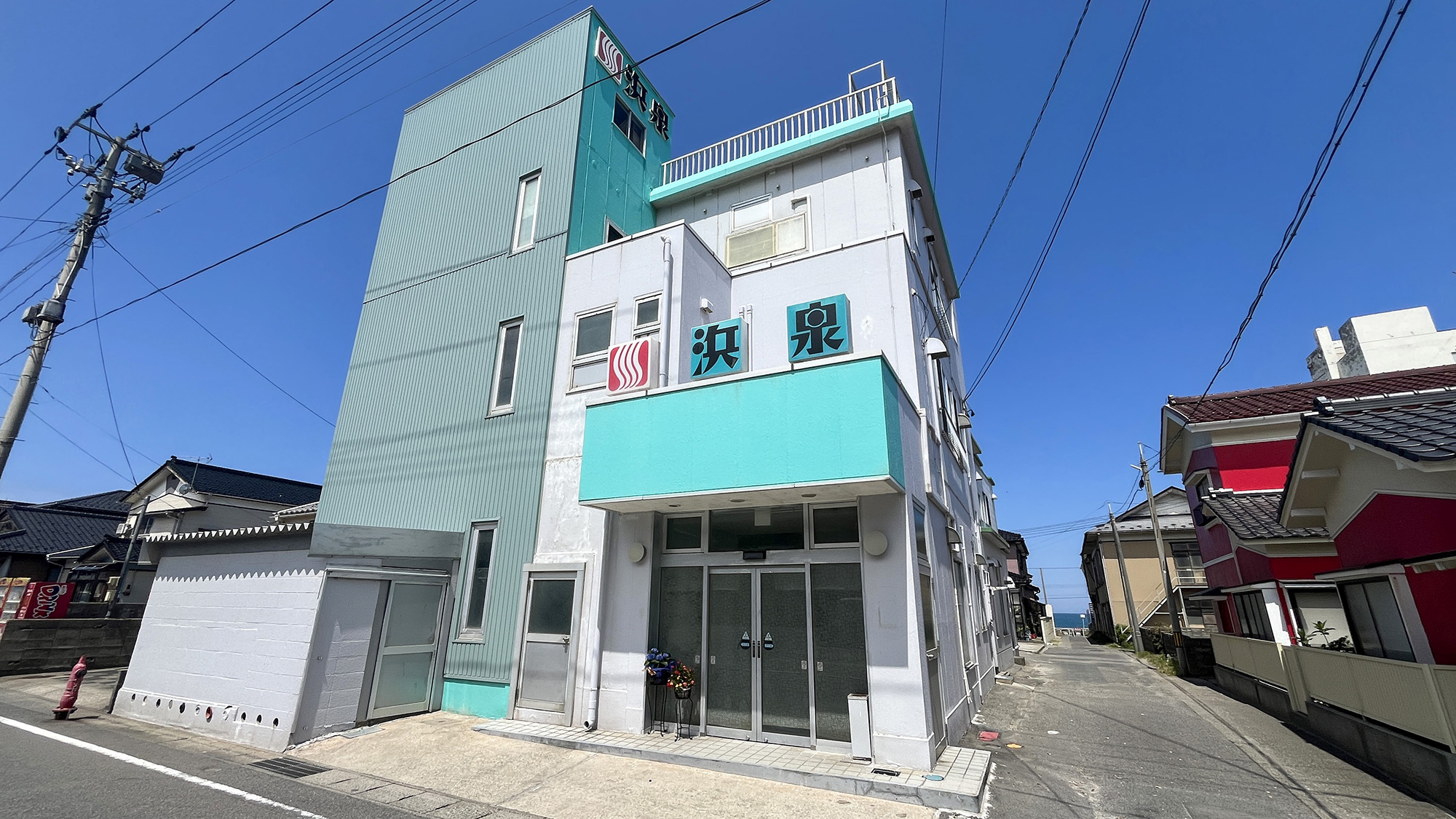 #外観　当館すぐ横の小路から、海水浴場へそのままお出かけいただけます。