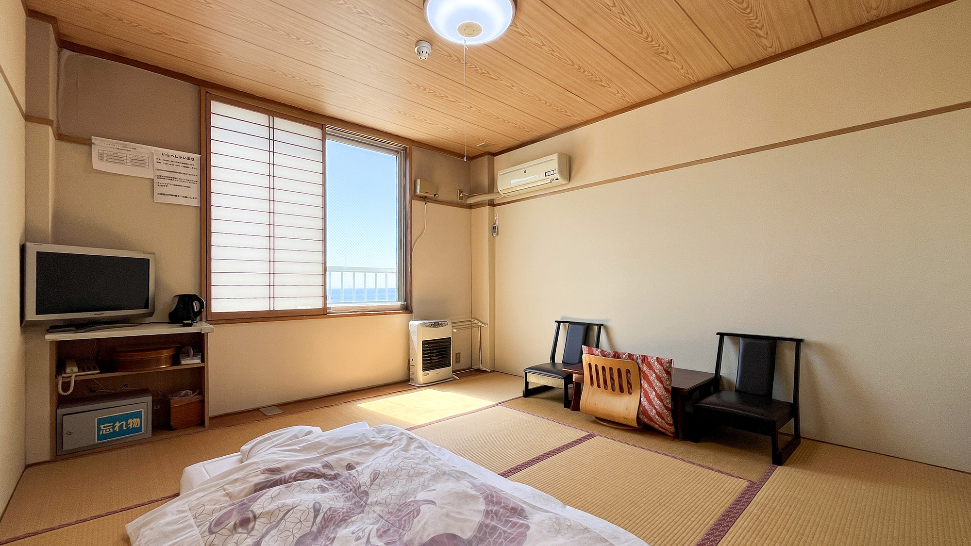#客室一例　一部の客室は海景色を楽しめる和室となっており、布団でごゆっくりお休みいただけます。