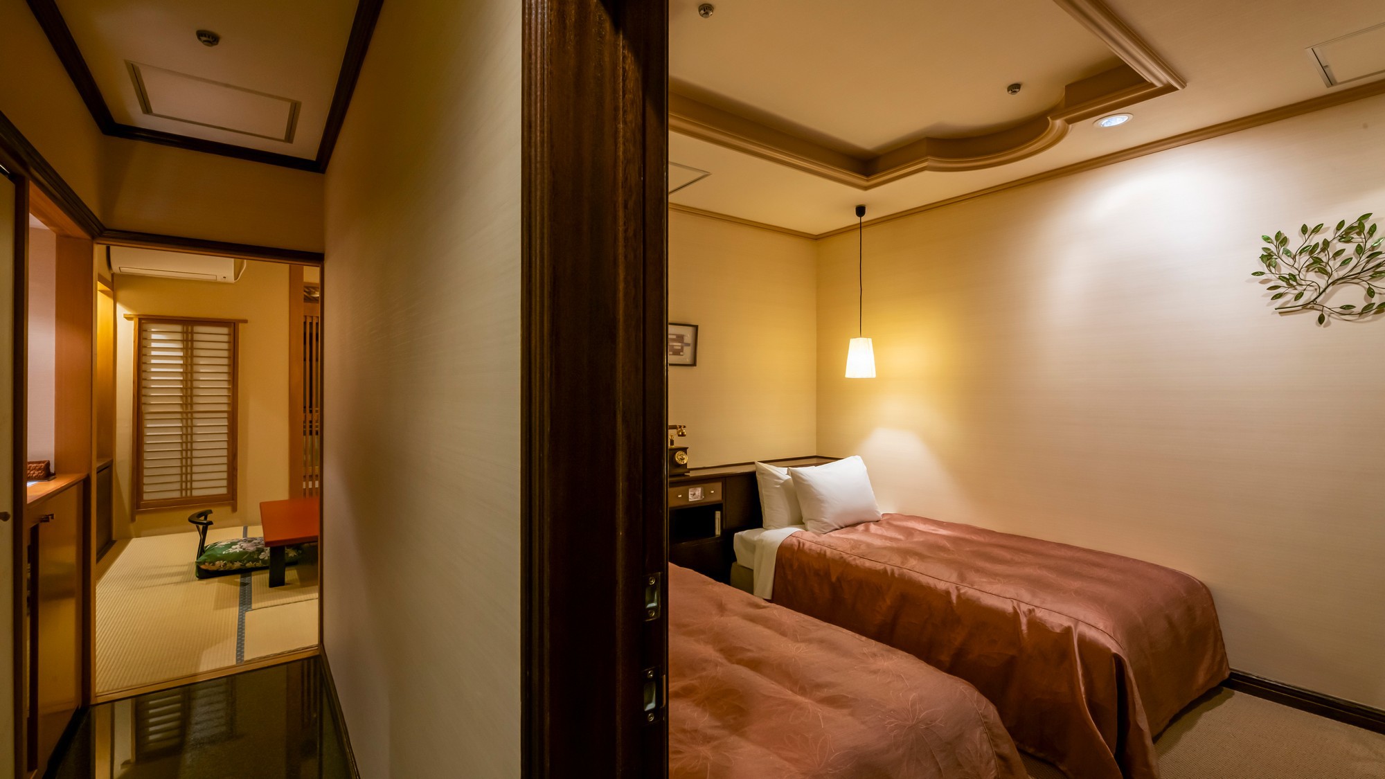 【本館最上階特別室】和室と洋室が独立しておりお互いに気兼ねなくお過ごし頂けます。