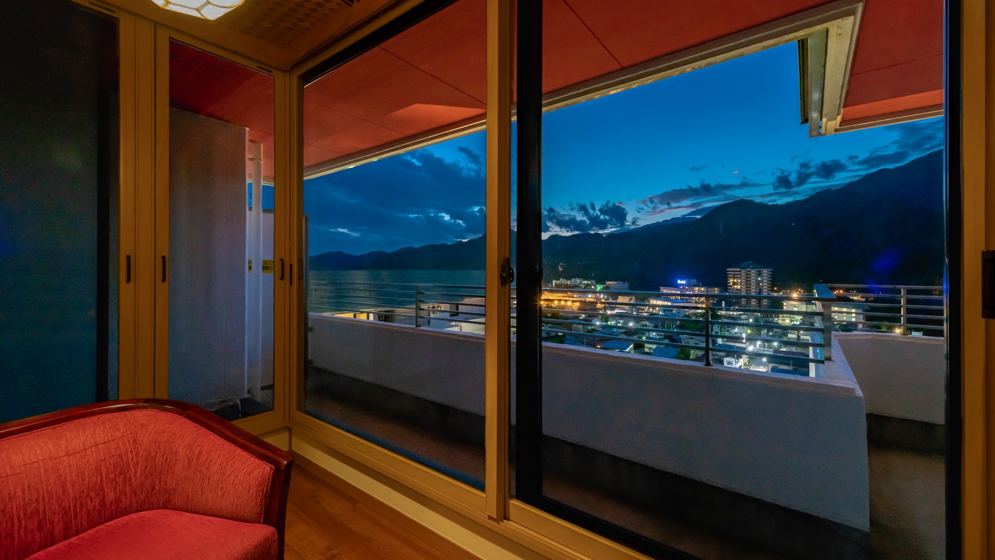 【本館最上階特別室】最上階からの夜景をお楽しみください。