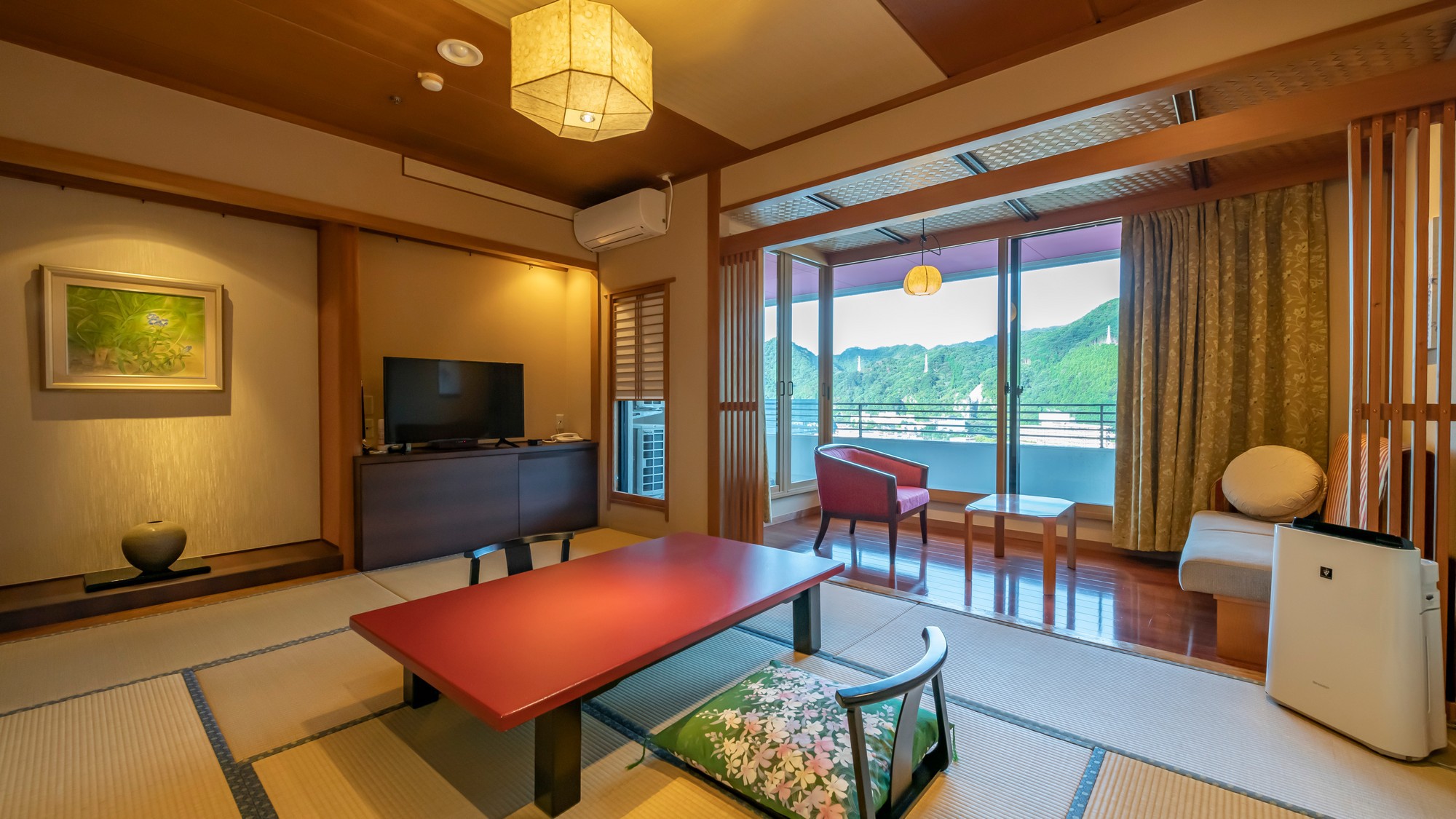 【本館最上階特別室】最上階ならではの眺めをお楽しみ下さい。