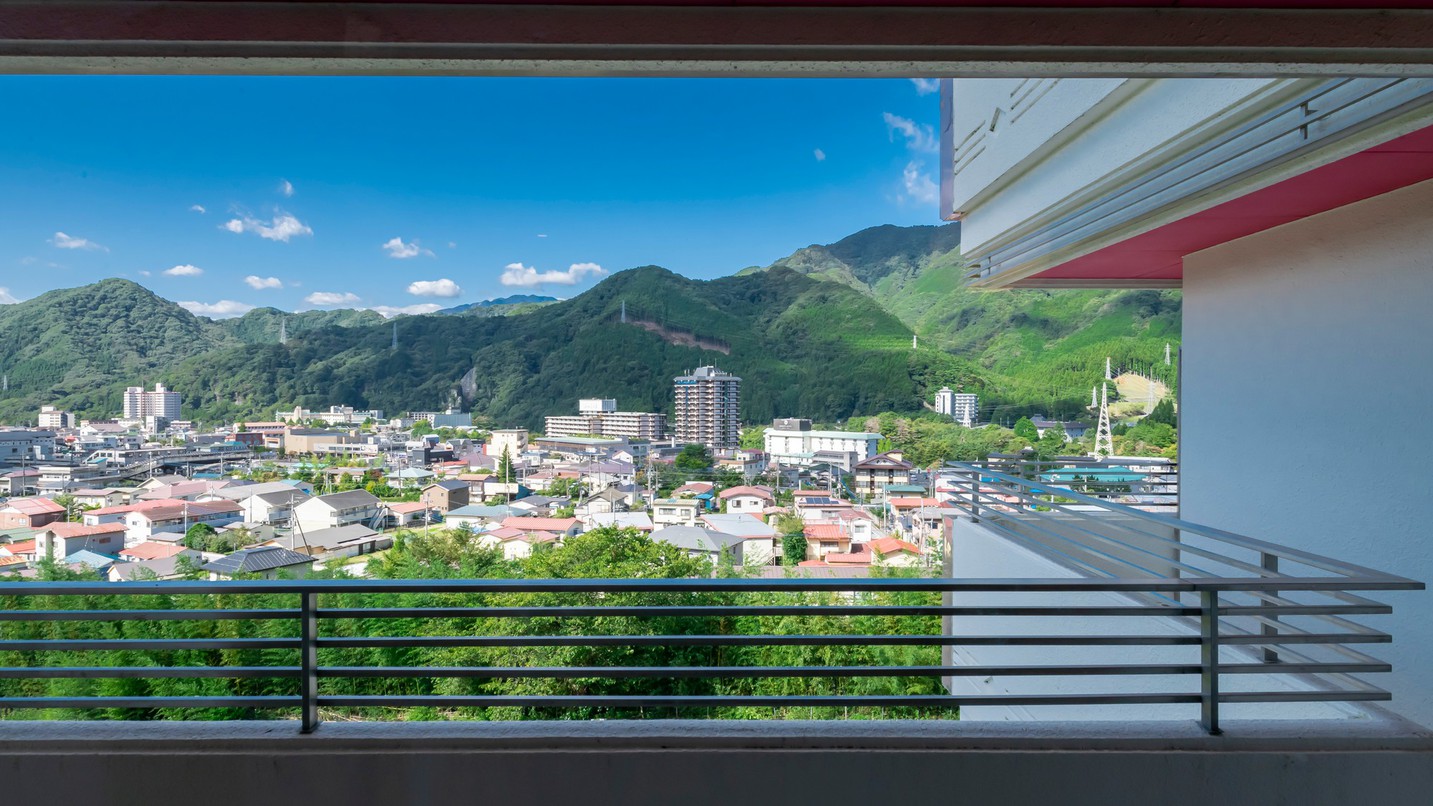 【本館和室】山々と鬼怒川の街並み、のどかな景観を望むお部屋です。