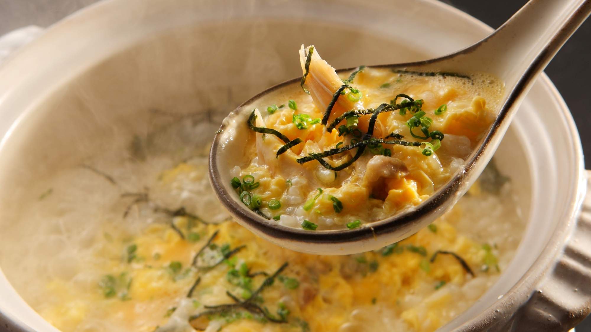 【ふぐ料理】ふぐ鍋の〆はもちろん出汁の旨味を吸った雑炊をどうぞ