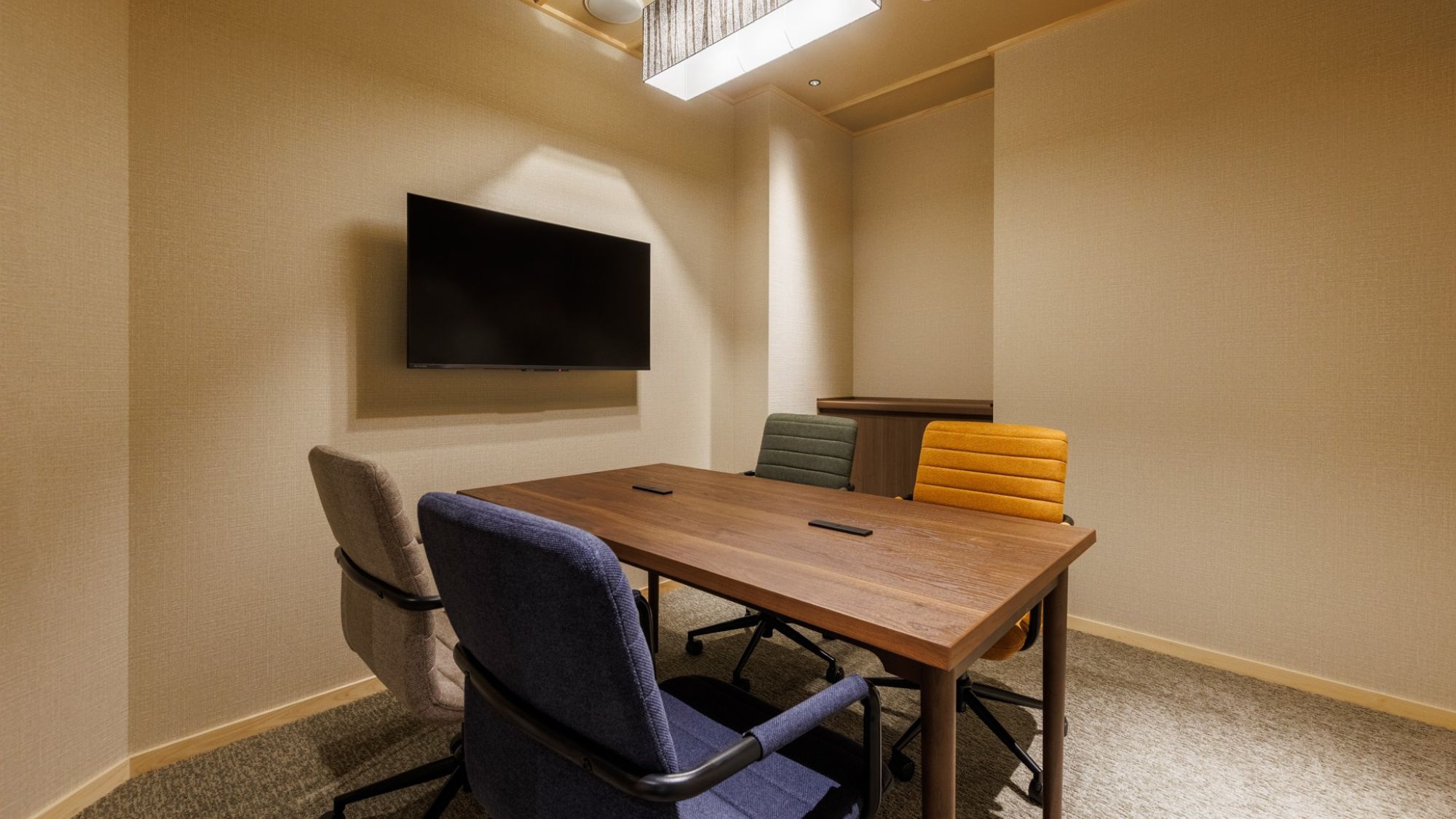 【談話室ミーティングルーム】モニターを完備しております。プレゼンテーションなどにも便利です。