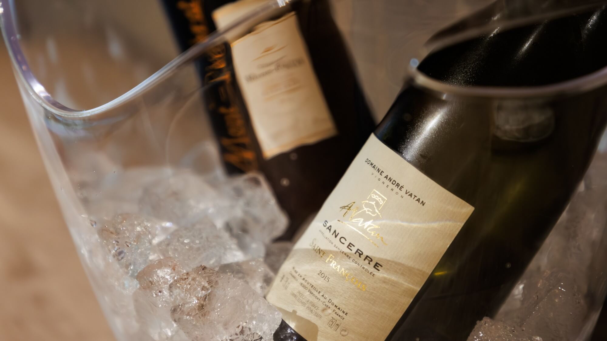 【静龍プレミアムラウンジ】ワイン、ソフトドリンク、お菓子など自由にお楽しみいただけます。