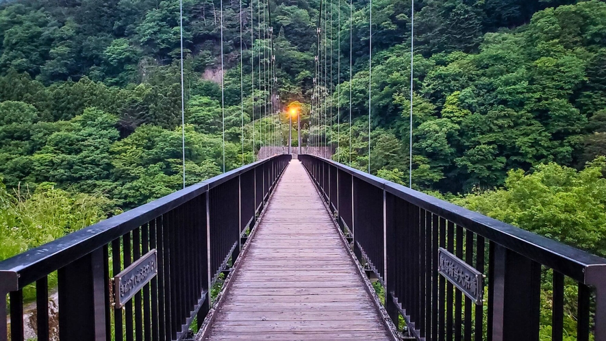 【鬼怒楯岩大吊橋】お車で約5分。鬼怒川と名勝「楯岩」にかかる、全長約140メートルの歩道専用吊橋です