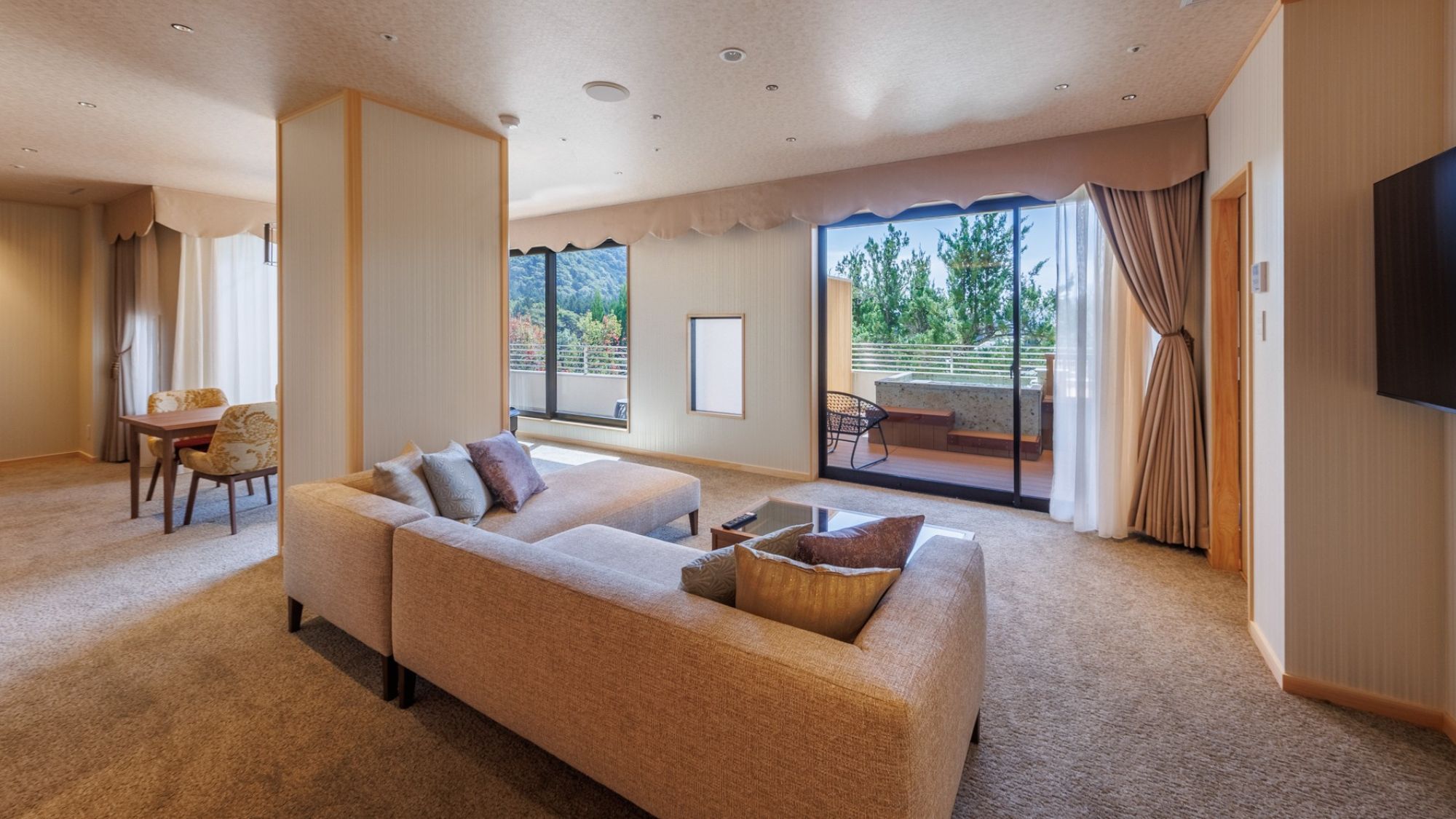  【静龍フロア｜露天風呂付スイート翠嶺】ゆったりとした広さのリビングルームです