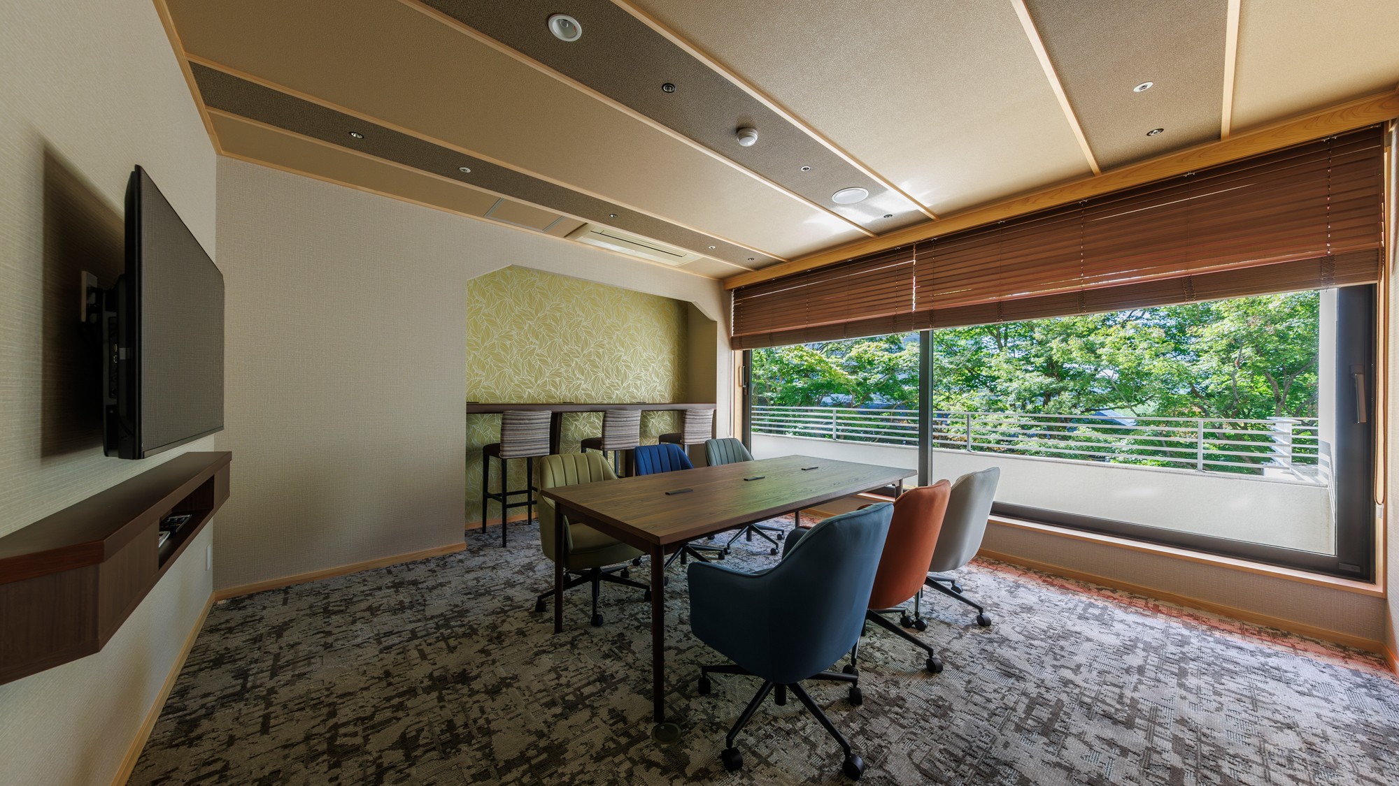 【談話室ミーティングルーム】明るく開放的な空間で、会議や打ち合わせに集中していただけます。
