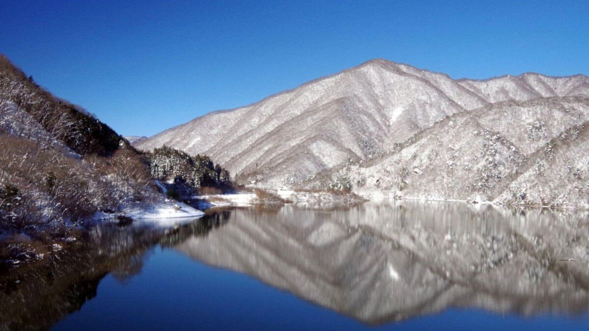 日光の五十里湖は時期により湖面が雪の絨毯のような絶景を見られることもあります