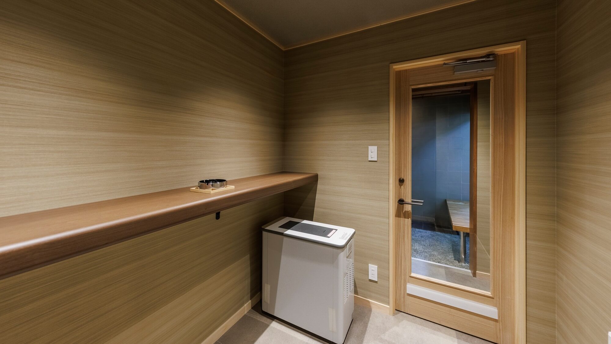 【喫煙所】ご滞在中も快適にお過ごしいただけますよう、ホテル内に喫煙スペースを設けております。