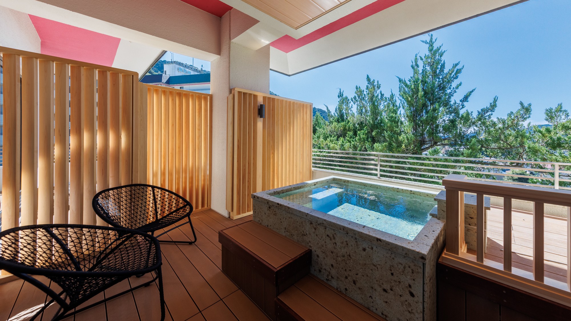 【静龍フロア｜露天風呂付スイート翠嶺】当館唯一の露天風呂付客室です。