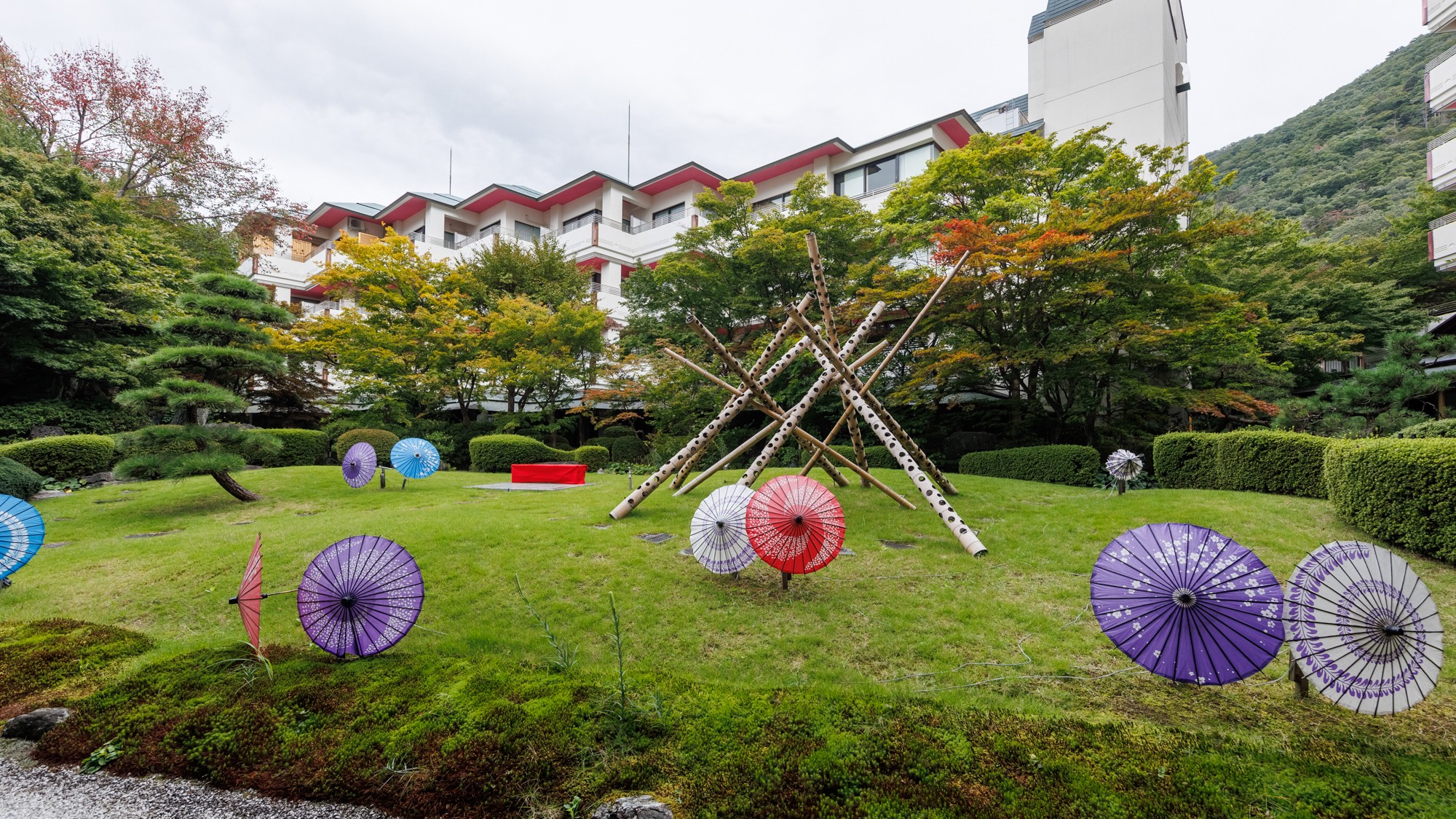 【庭園】四季折々の表情を見せる日本庭園。心静かに過ごすひとときを。