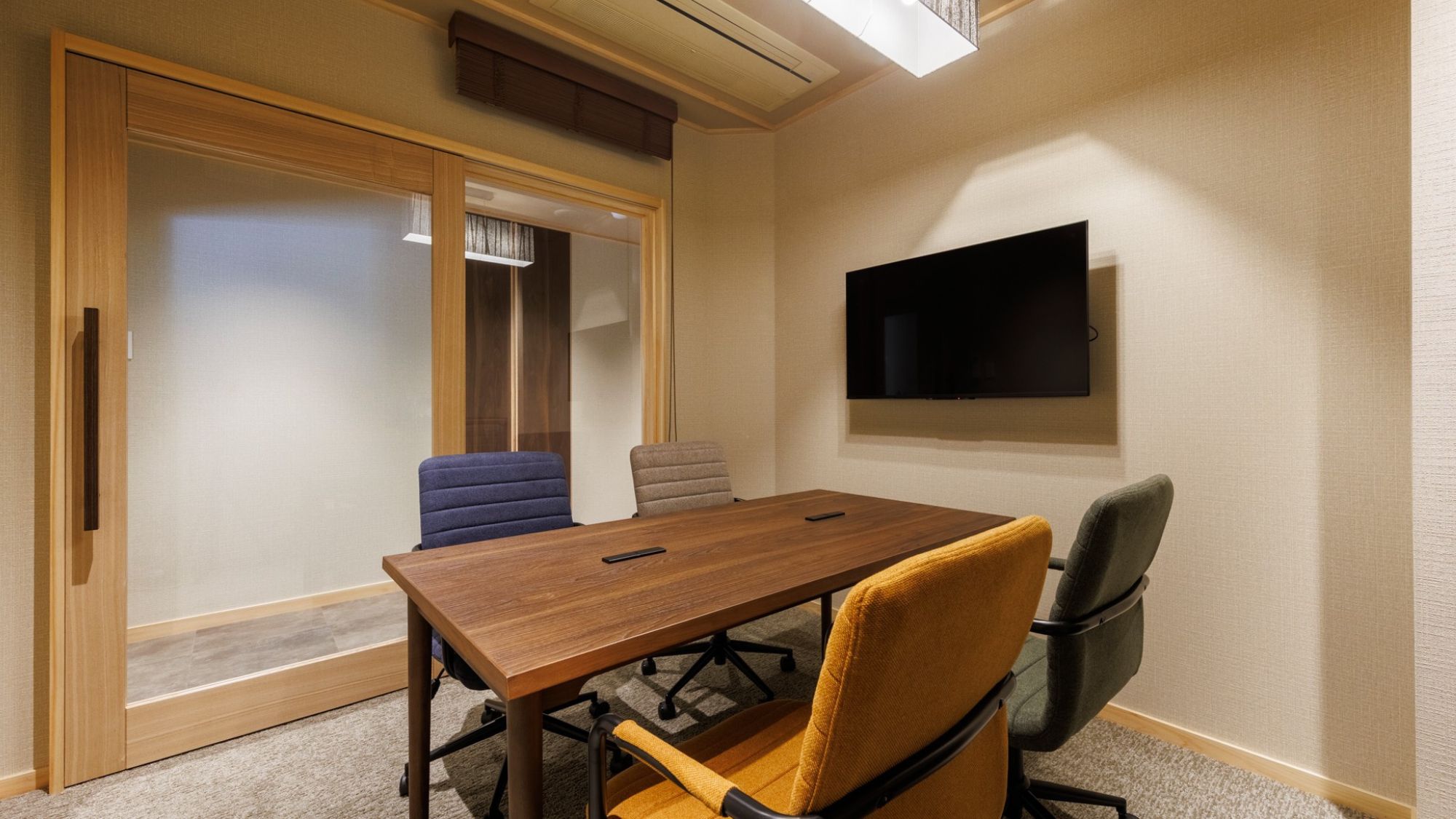 【談話室ミーティングルーム】モニターを完備しております。プレゼンテーションなどにも便利です。