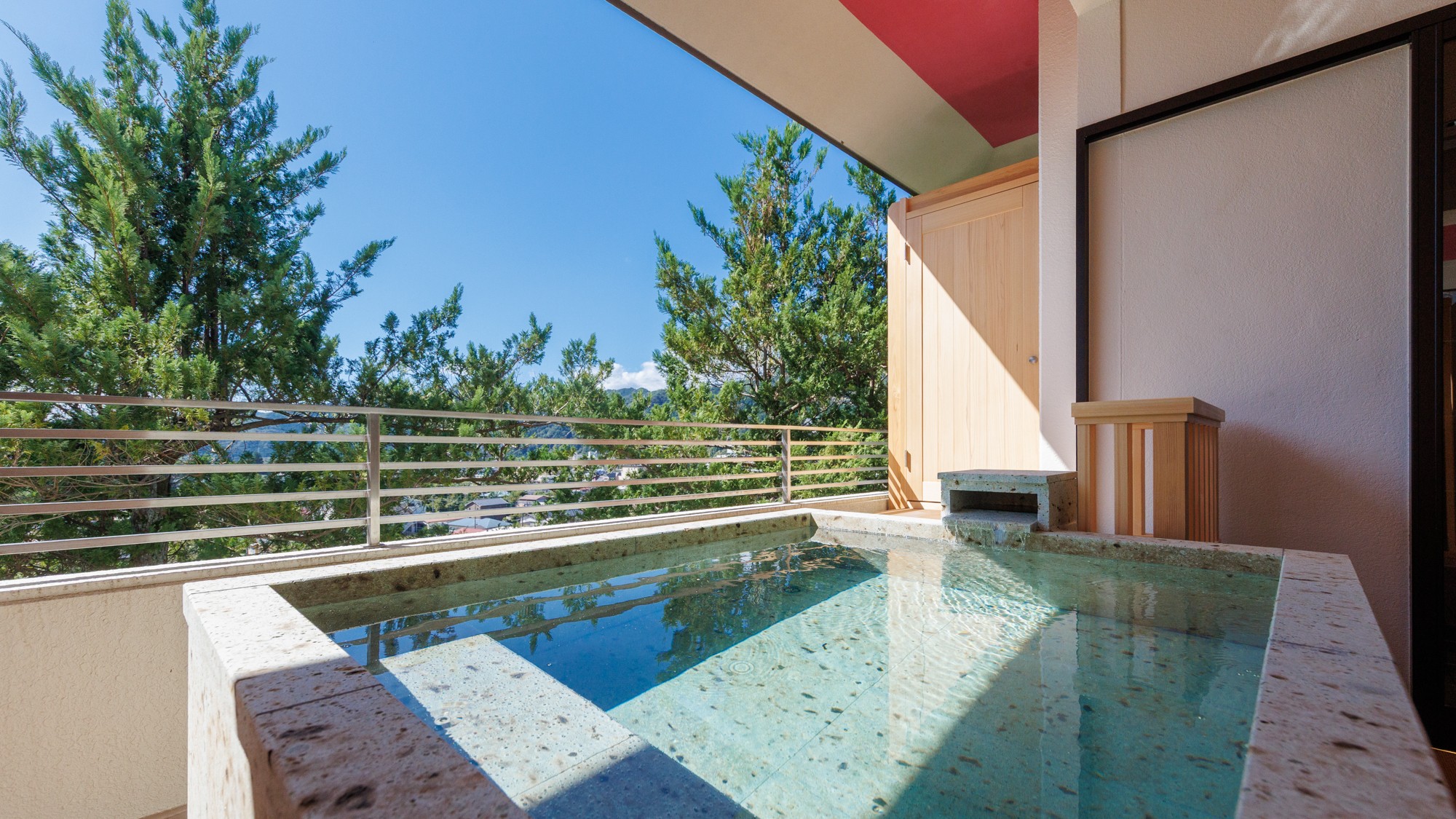 【静龍フロア｜露天風呂付スイート翠嶺】開放的な露天風呂からは庭園を眺めます。