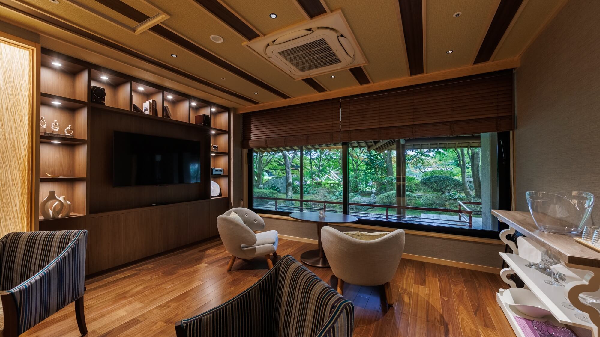 【静龍プレミアムラウンジ】景色を眺めながら、優雅なひとときをお過ごしください。